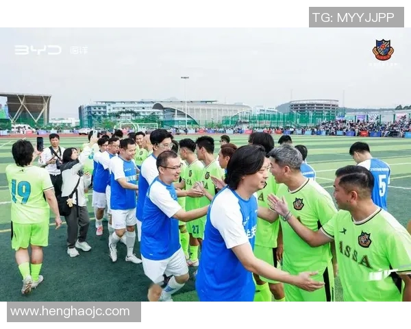 足球明星现场照片真实展现球场魅力与激情瞬间的完美捕捉 足球明星现场照片真实展现球场魅力与激情瞬间的完美捕捉